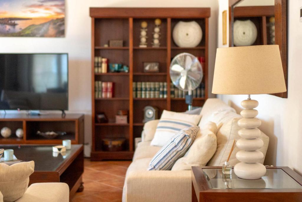 TV a/nebo společenská místnost v ubytování Villa con piscina Cala Morell