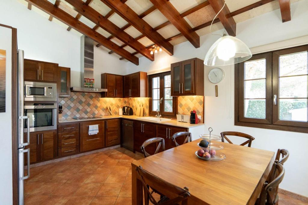 Kuchyň nebo kuchyňský kout v ubytování Villa con piscina Cala Morell