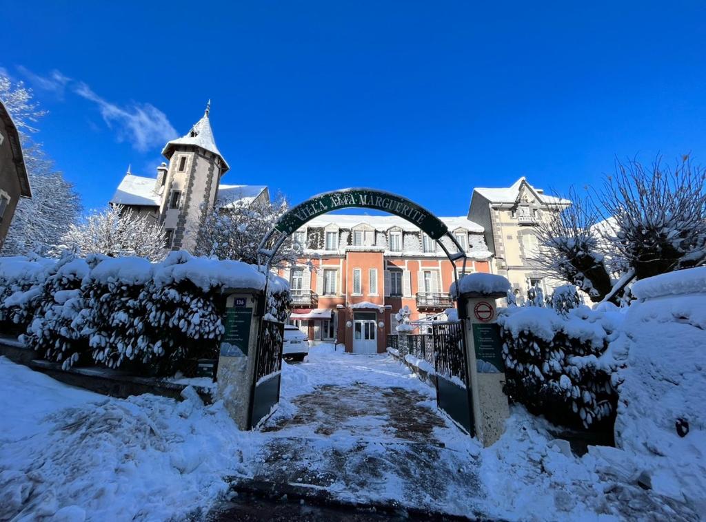 une cour recouverte de neige devant un bâtiment dans l'établissement F2 Pavot, à La Bourboule
