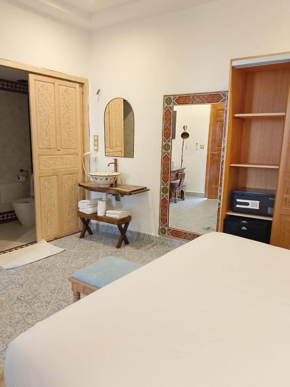 Postel nebo postele na pokoji v ubytování Riad Mellah
