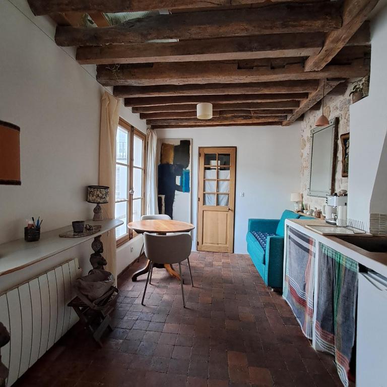 un salon avec une table et un canapé bleu dans l'établissement Unit 019 Ile Saint Louis duplex cosy flat 3 pax, à Paris