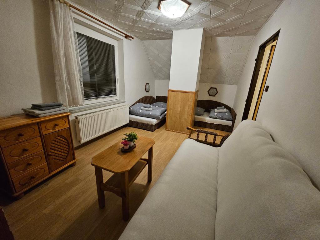 Area tempat duduk di Chata Růžovka v Jeseníkách