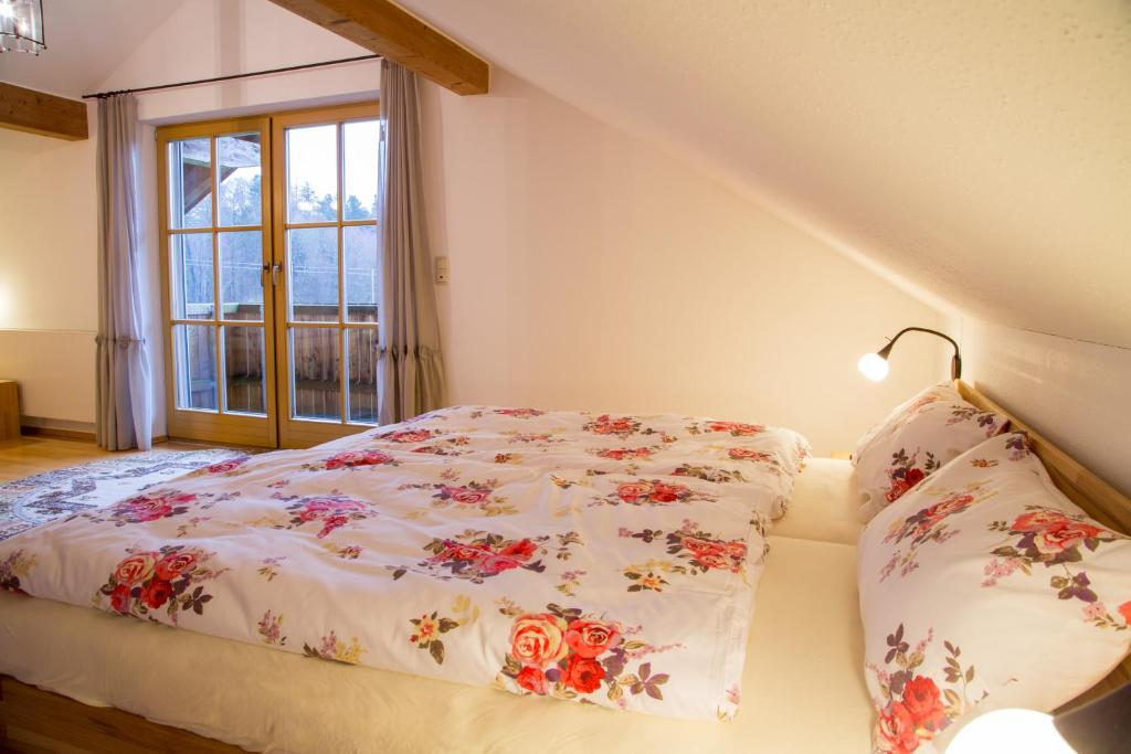 
Ein Bett oder Betten in einem Zimmer der Unterkunft Ferienwohnung Rosalie
