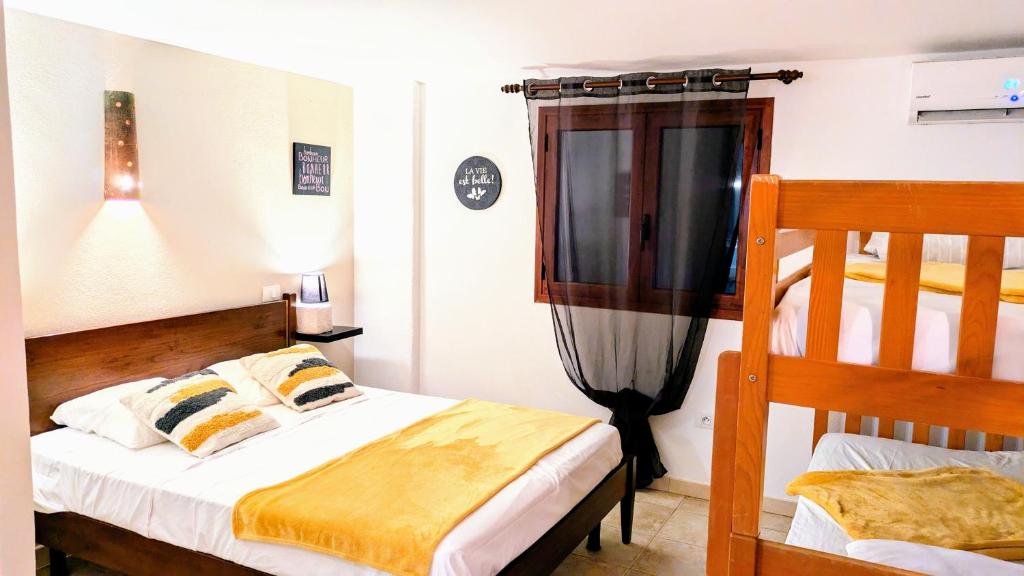 En eller flere senge i et værelse på Auberge de Cannedda