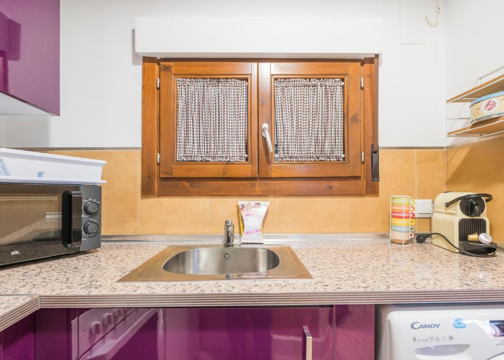 Kuchyňa alebo kuchynka v ubytovaní El Aljibe de San Cipriano - Apartamentos Aloha Toledo