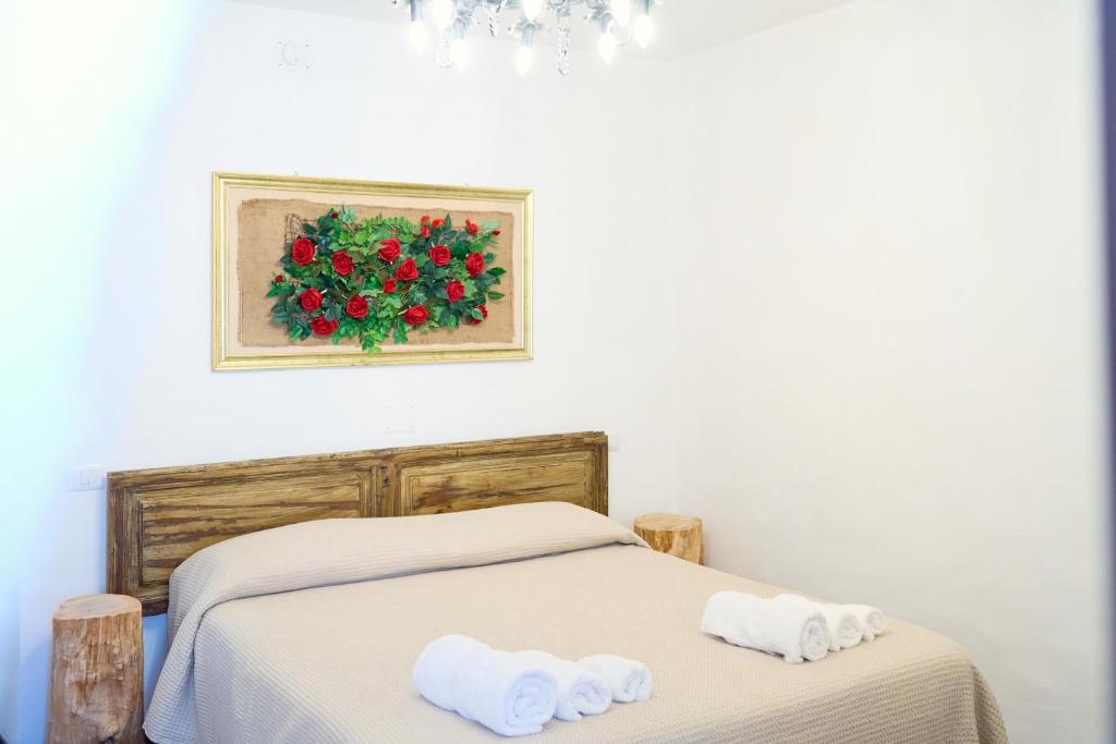 una camera da letto con un letto con due asciugamani sopra di Rifugio dei Briganti a San Donato Val di Comino