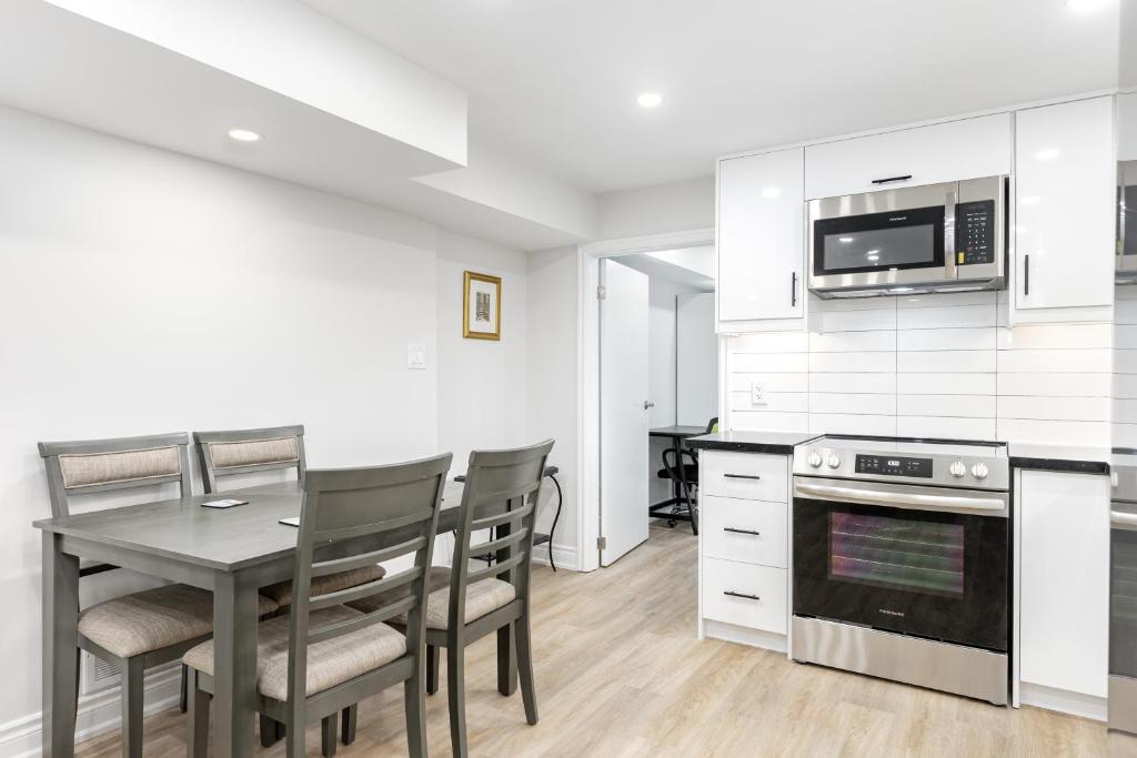 Dapur atau dapur kecil di Oxford Suites