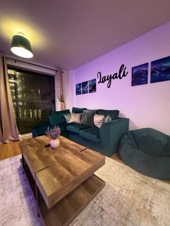 Istumisnurk majutusasutuses Idyllic Riverside Retreat