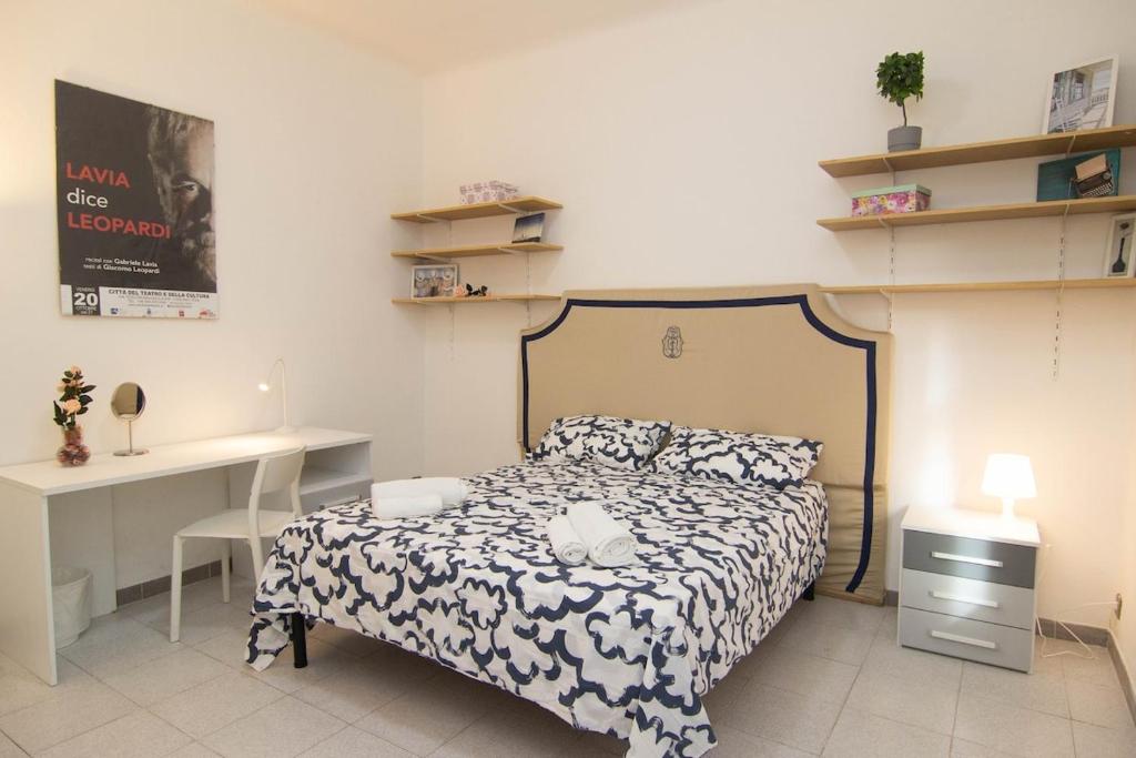 een kleine slaapkamer met een bed en een bureau bij Fra i Cavalieri e i Miracoli a 2 passi da tutto in Pisa