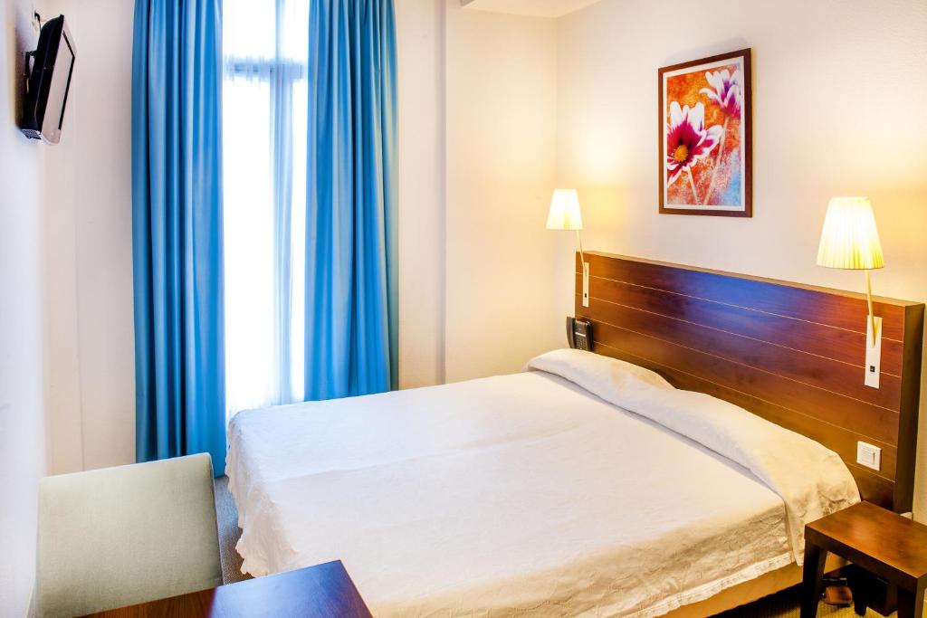 Cama o camas de una habitación en Appart'hôtel Saint Jean