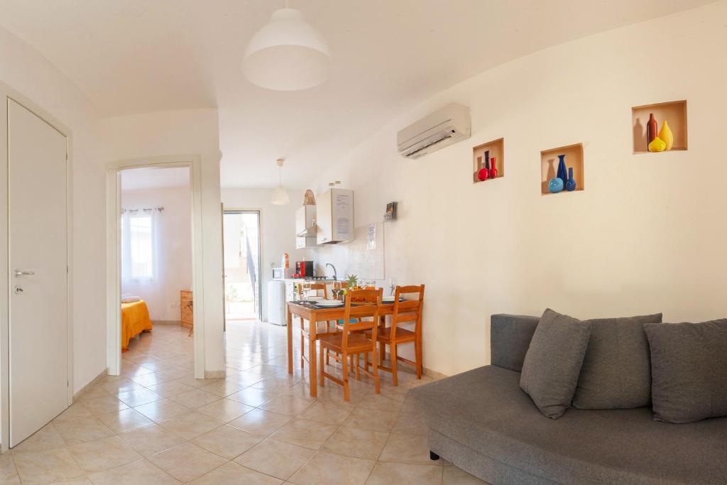 a living room with a couch and a dining room at SUD12 - Case Vacanze sul Mediterraneo in Mazara del Vallo