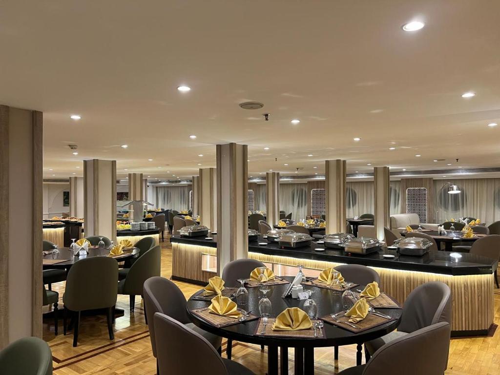 Restaurace v ubytování Nile Cruise 5 Stars From Luxor And Aswan 3&4 Nights