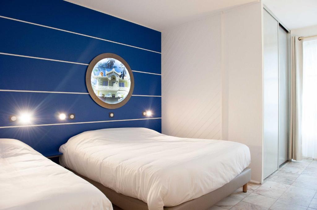 Postel nebo postele na pokoji v ubytování Hôtel Le Dauphin