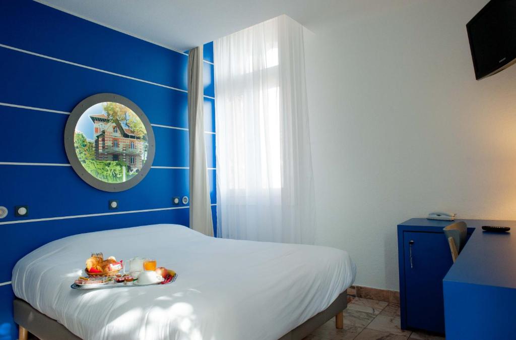 Postel nebo postele na pokoji v ubytování Hôtel Le Dauphin