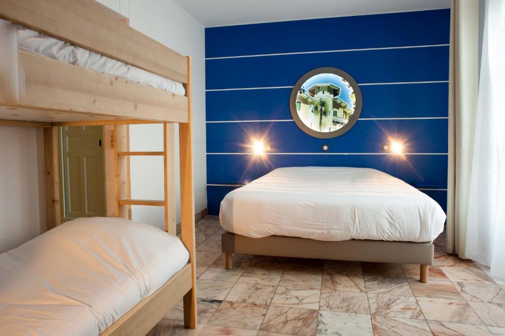Postel nebo postele na pokoji v ubytování Hôtel Le Dauphin
