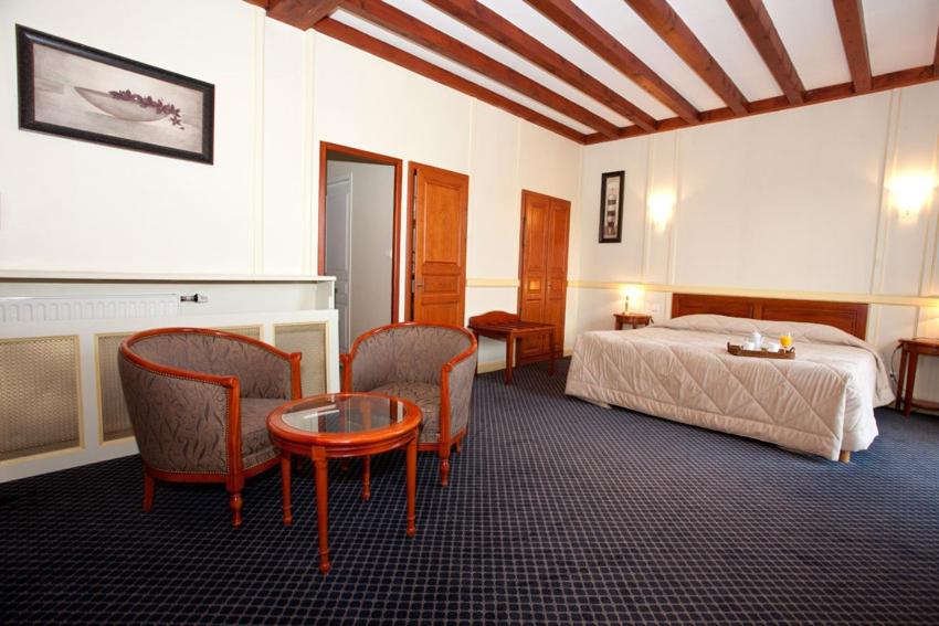 Postel nebo postele na pokoji v ubytování Hôtel Losset