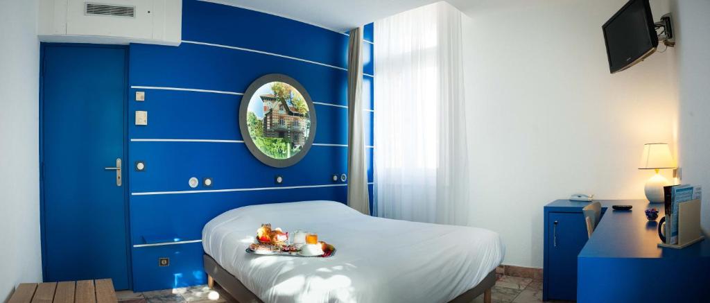 Postel nebo postele na pokoji v ubytování Hôtel Le Dauphin