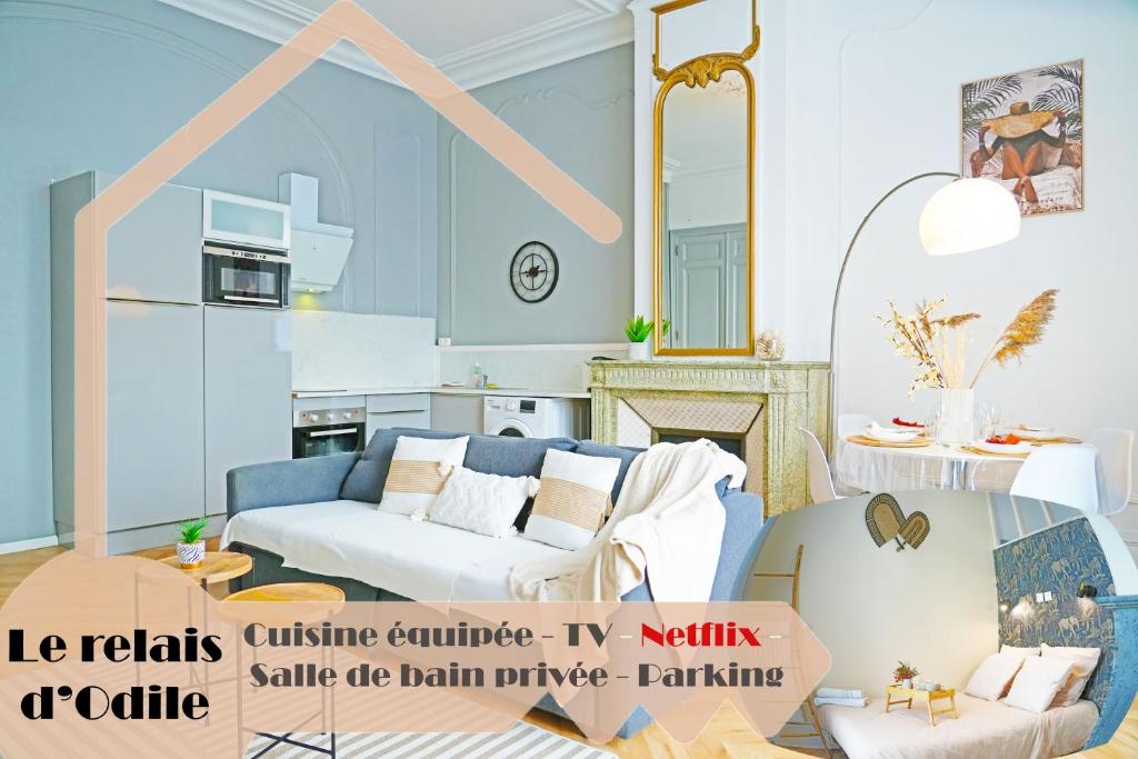 un salon avec un canapé et une table dans l'établissement LeRelaisdOdile1 - Appart Luxe - Idéal Couple & PRO - Hyper Centre - Valenciennes - Tramway - ParkingPossible - Entrée Autonome, à Valenciennes