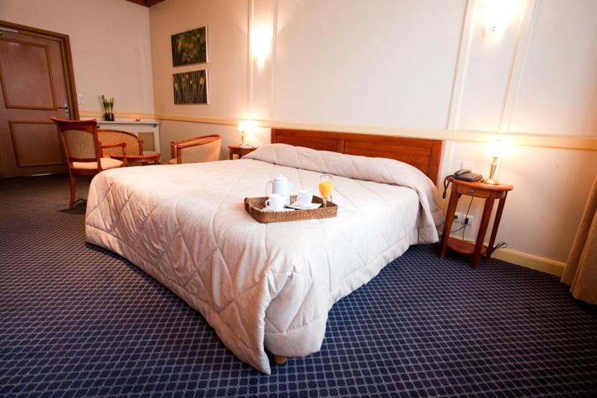 Postel nebo postele na pokoji v ubytování Hôtel Losset