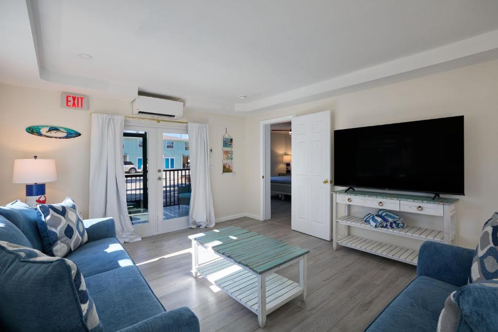 Μια τηλεόραση ή/και κέντρο ψυχαγωγίας στο Renovated Ground Floor 2BR Residence with Pool and Spa at Margarita Mansion