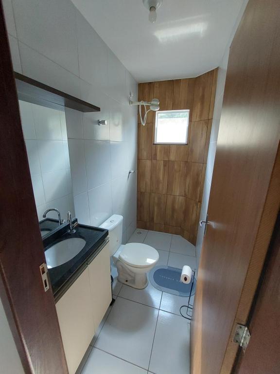a small bathroom with a toilet and a sink at Nosso lar in Campina Grande