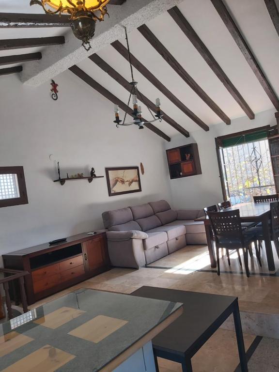 Ruang duduk di Andalusian Beach House