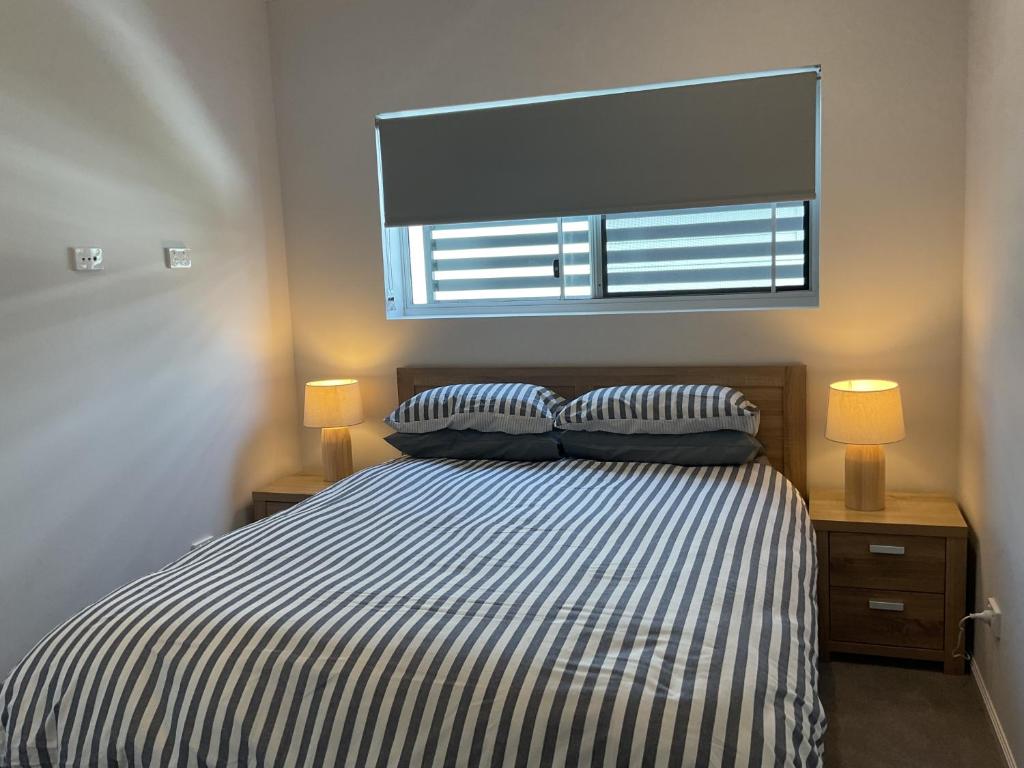 卡布尔彻Caboolture Haven Fully Air conditioned and very private的一间卧室，床上有两个枕头