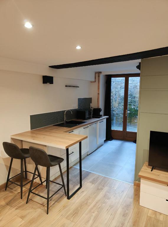 une cuisine avec une table et des chaises dans une pièce dans l'établissement Studio cosy centre ville, à Besançon