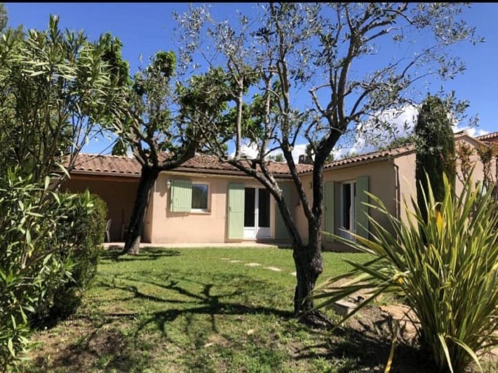 une maison avec une cour verdoyante plantée d'arbres dans l'établissement Villa in Provence with Private Pool, à Saint-Marcellin-lès-Vaison