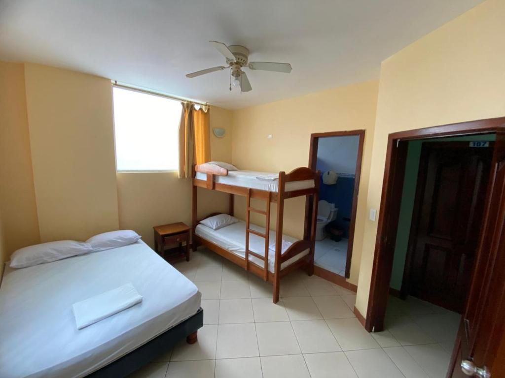 Postel nebo postele na pokoji v ubytování Hotel Atacames Inn
