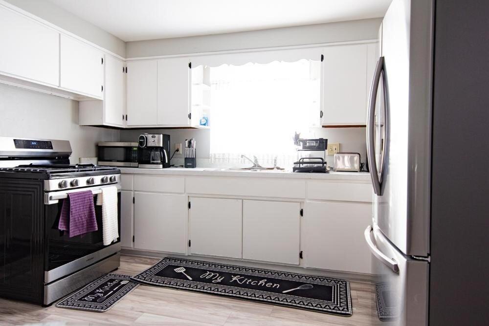 Kuchyň nebo kuchyňský kout v ubytování Cozy Roomy family sized apartment on major bus route close to all