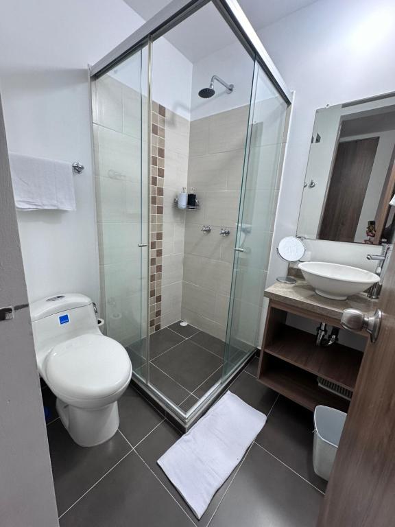 a bathroom with a shower and a toilet and a sink at Habitaciones privadas cerca al aeropuerto in Armenia