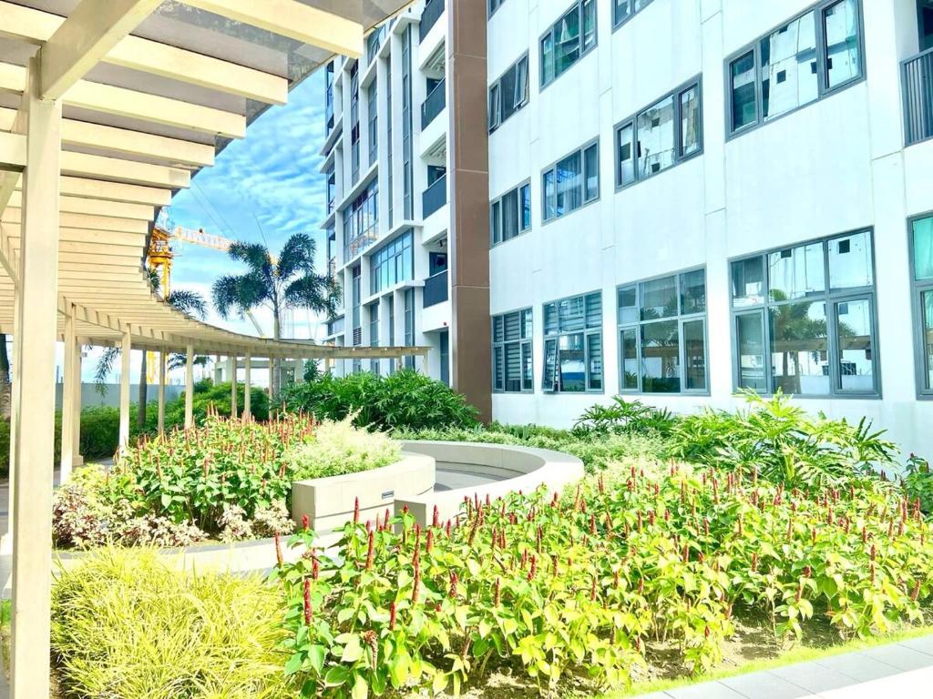 Aed väljaspool majutusasutust Modern and Cozy One Manchester Place in Mactan Newtown