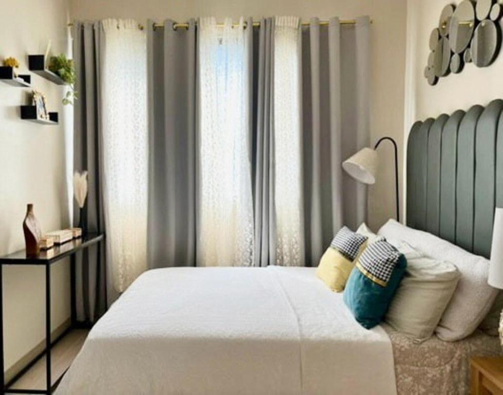Voodi või voodid majutusasutuse Modern and Cozy One Manchester Place in Mactan Newtown toas