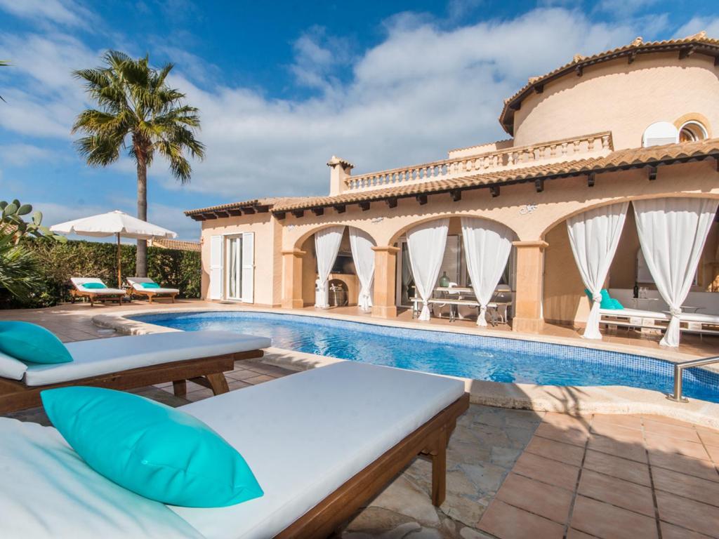 ein Bild einer Villa mit Swimmingpool in der Unterkunft Villa Son Serra, Pool and Chill Out close to the beach in Son Serra de Marina