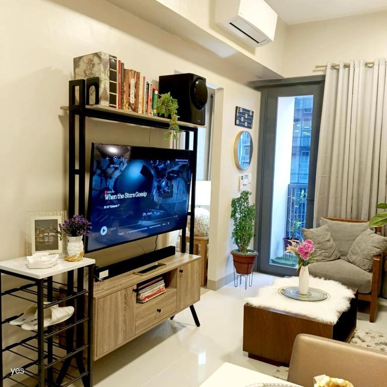 Televiisor ja/või meelelahutuskeskus majutusasutuses Modern and Cozy One Manchester Place in Mactan Newtown