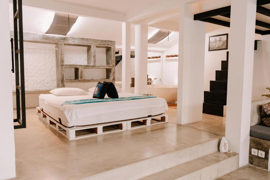 une chambre avec deux lits et une baignoire dans l'établissement chic and cozy studio, à Canggu