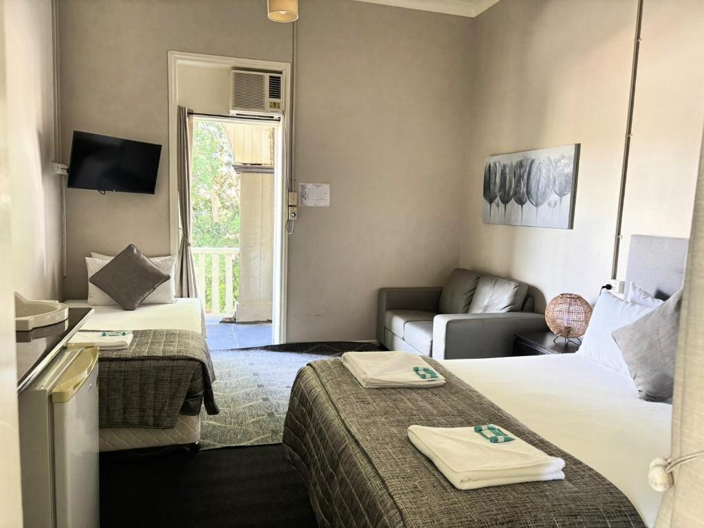 Postel nebo postele na pokoji v ubytování Grand Hotel Mount Morgan