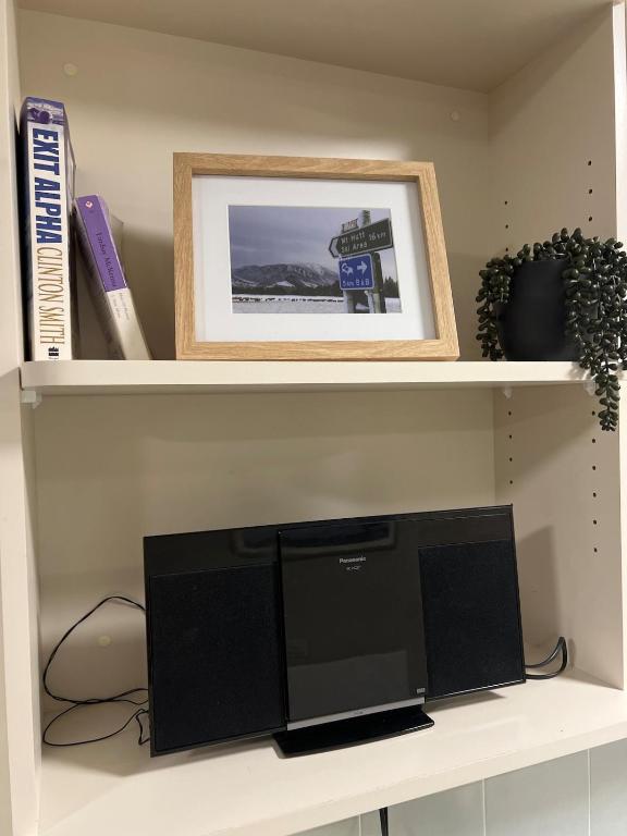TV a/nebo společenská místnost v ubytování Methven Mountain View Apartment