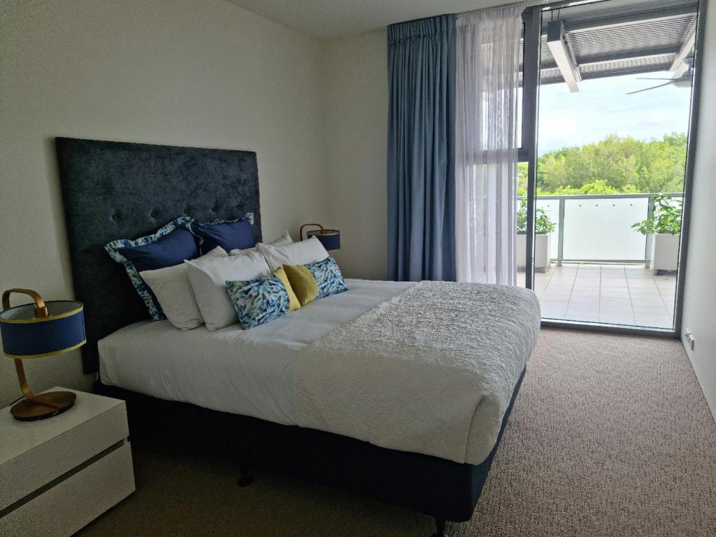 Postel nebo postele na pokoji v ubytování Cairns Private Apartments