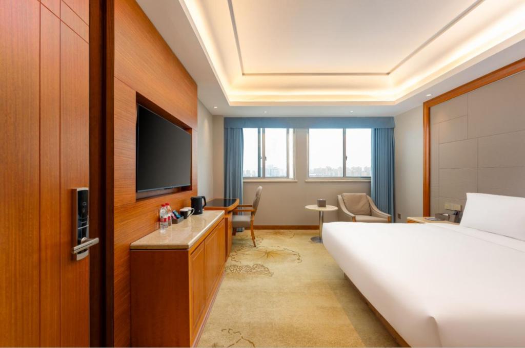TV a/nebo společenská místnost v ubytování 上海戴斯温德姆酒店 Shanghai Days Wyndham Hotel