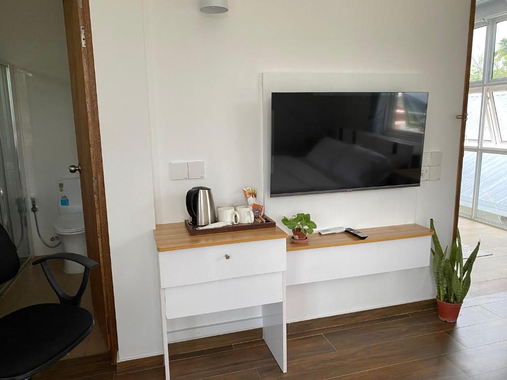 TV a/nebo společenská místnost v ubytování Entire Home - Calm Beach Inn