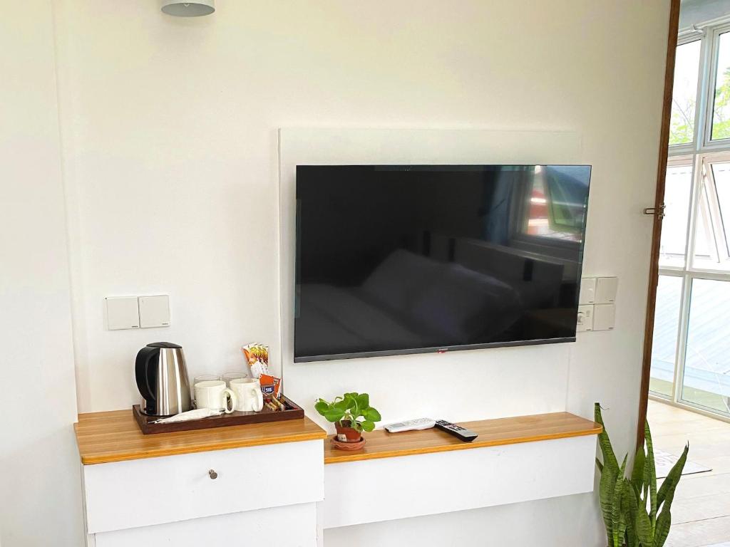 TV a/nebo společenská místnost v ubytování Entire Home - Calm Beach Inn