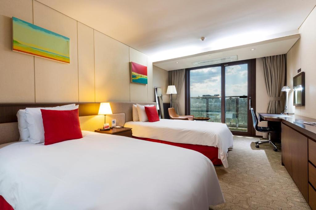 Postel nebo postele na pokoji v ubytování Ramada by Wyndham Jeju Hamdeok