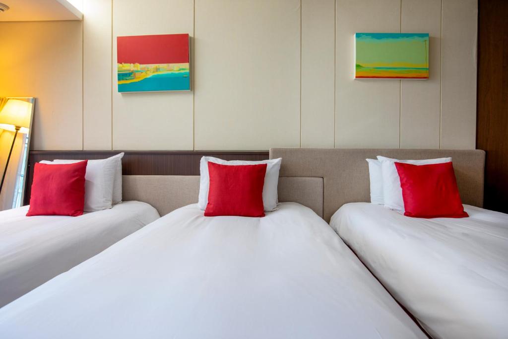 Postel nebo postele na pokoji v ubytování Ramada by Wyndham Jeju Hamdeok