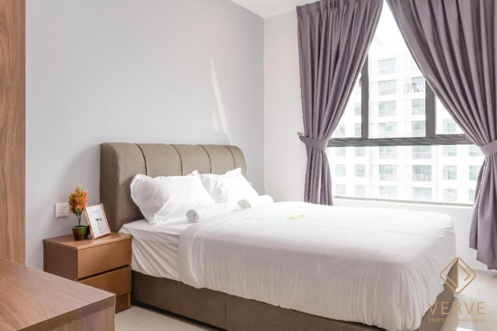 une chambre avec un grand lit et une fenêtre dans l'établissement Fusy Homestay Casa Kayangan Meru B2101, à Ipoh