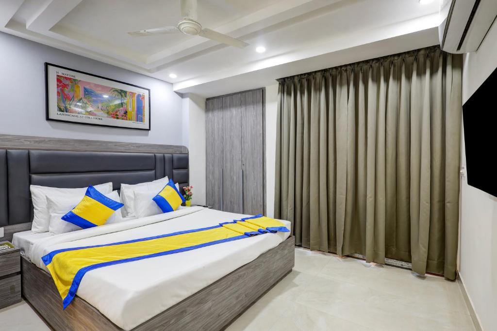 Postel nebo postele na pokoji v ubytování 1BHK Suites Opp Marriott - Huda City Centre