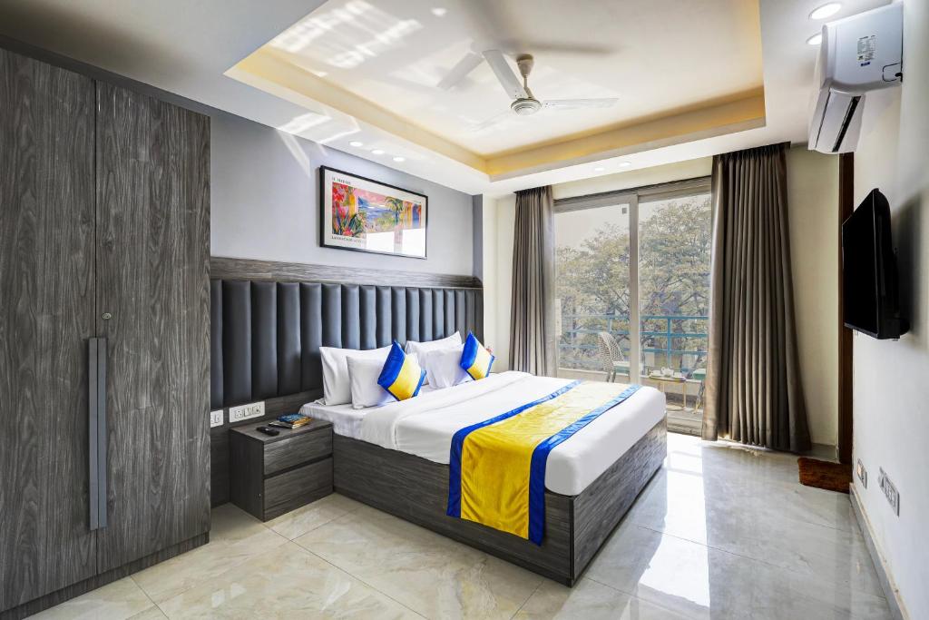 Postel nebo postele na pokoji v ubytování 1BHK Suites Opp Marriott - Huda City Centre