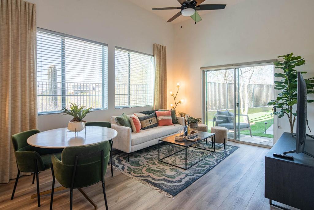 Khu vực ghế ngồi tại Walk out Patio-Grill-Pool with View-Golfing Area S134