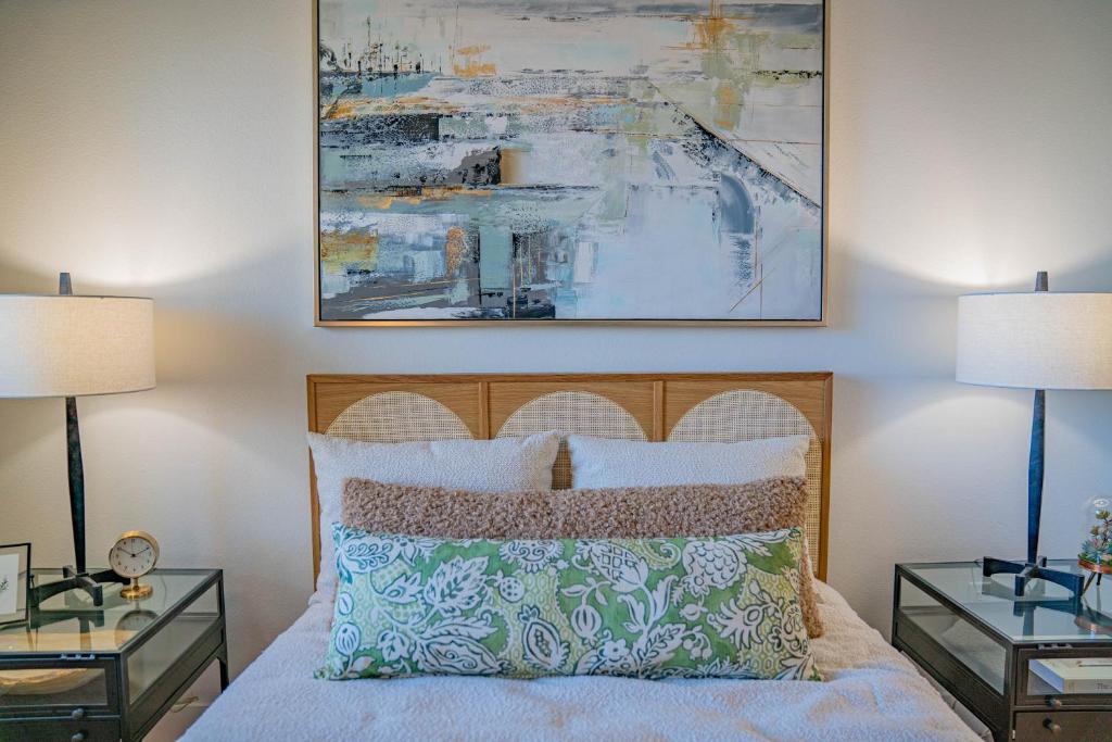 Giường trong phòng chung tại Walk out Patio-Grill-Pool with View-Golfing Area S134